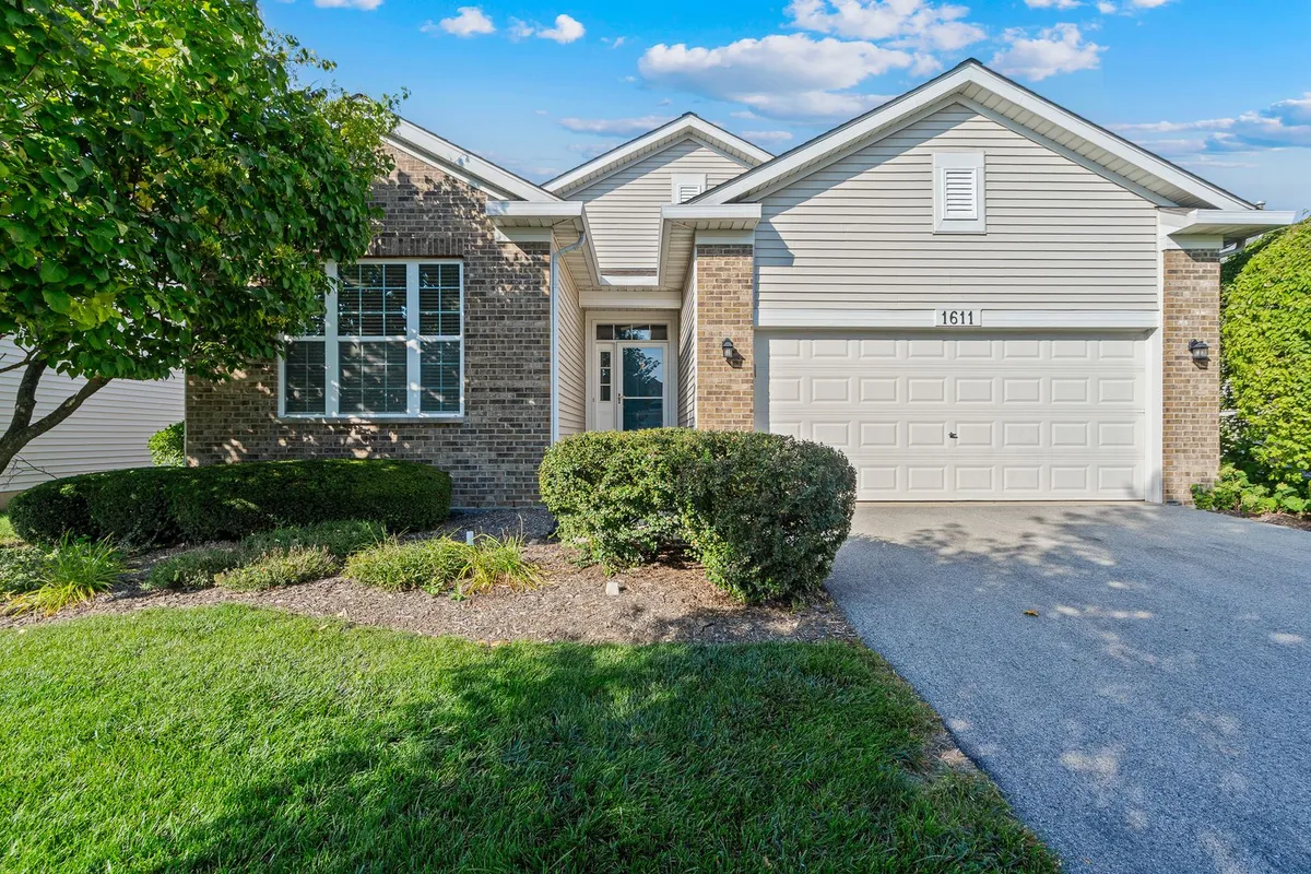 Property Slideshow image 1 of 39 | 1611 benzie cir, Romeoville, IL, 60446