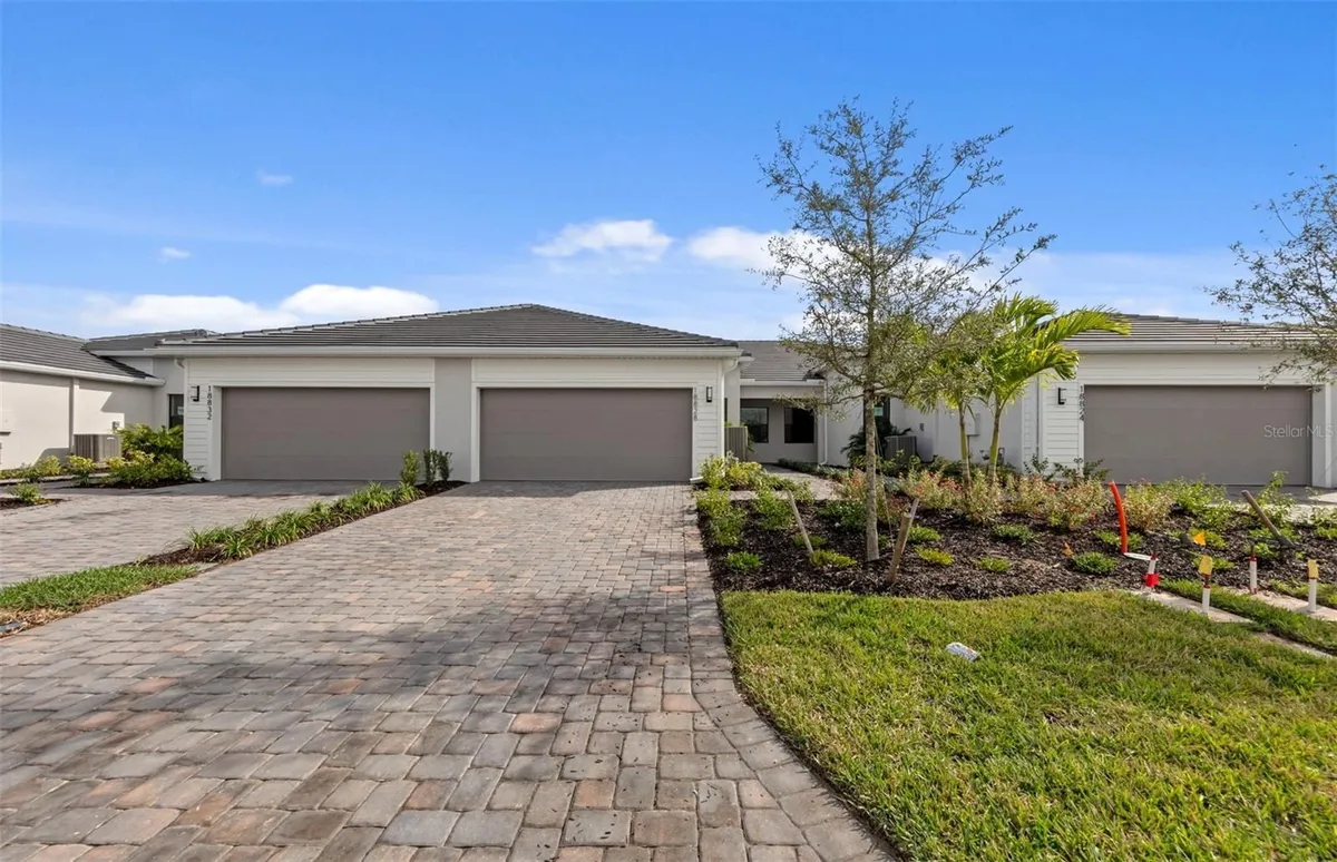 Property Slideshow image 1 of 23 | 18828 indian rock pl, Lakewood Ranch, FL, 34211