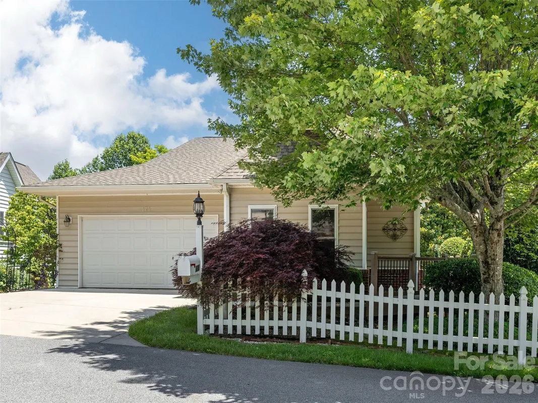 Property Slideshow image 1 of 33 | 171 ashefield ct, Hendersonville, NC, 28791