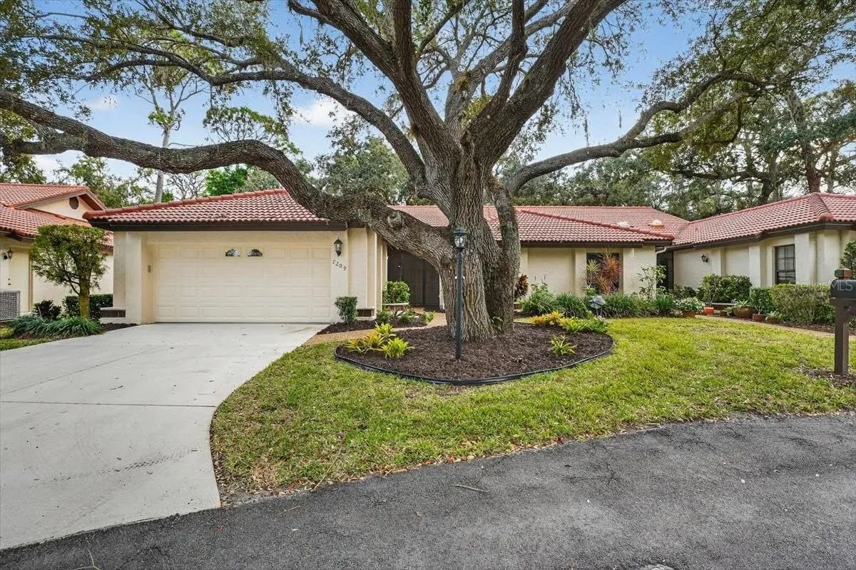 Property Slideshow image 1 of 37 | 7209 oak moss dr # 62, Sarasota, FL, 34241