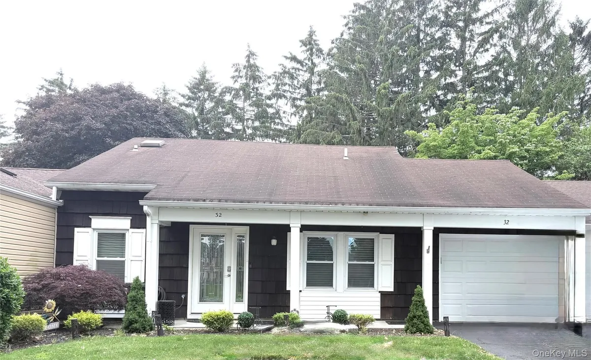 Property Slideshow image 1 of 22 | 32 hearthside dr, Brookhaven, NY, 11766