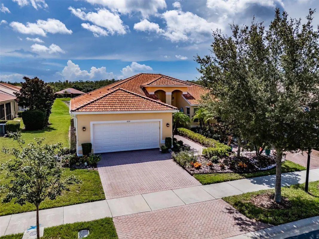 Property Slideshow image 1 of 92 | 4919 marble springs cir, Wimauma, FL, 33598