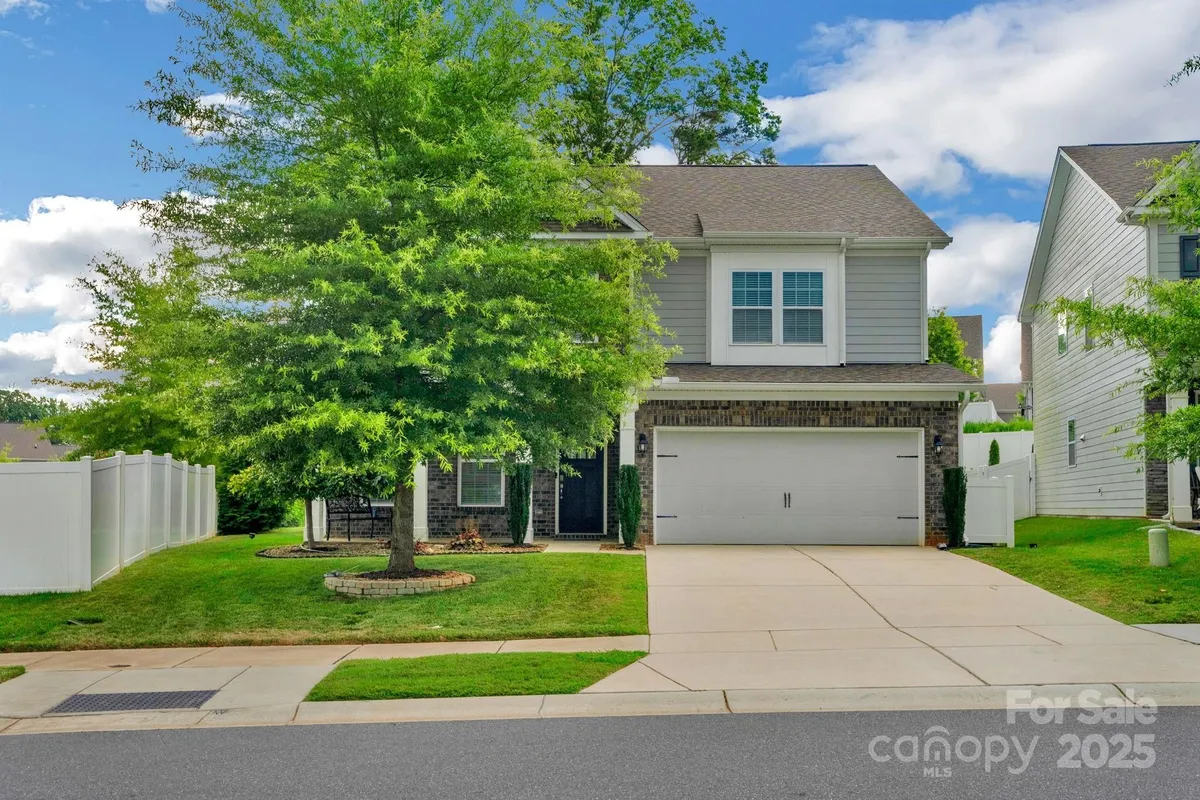 Property Slideshow image 1 of 48 | 236 robinwood ln, Lake Wylie, SC, 29710