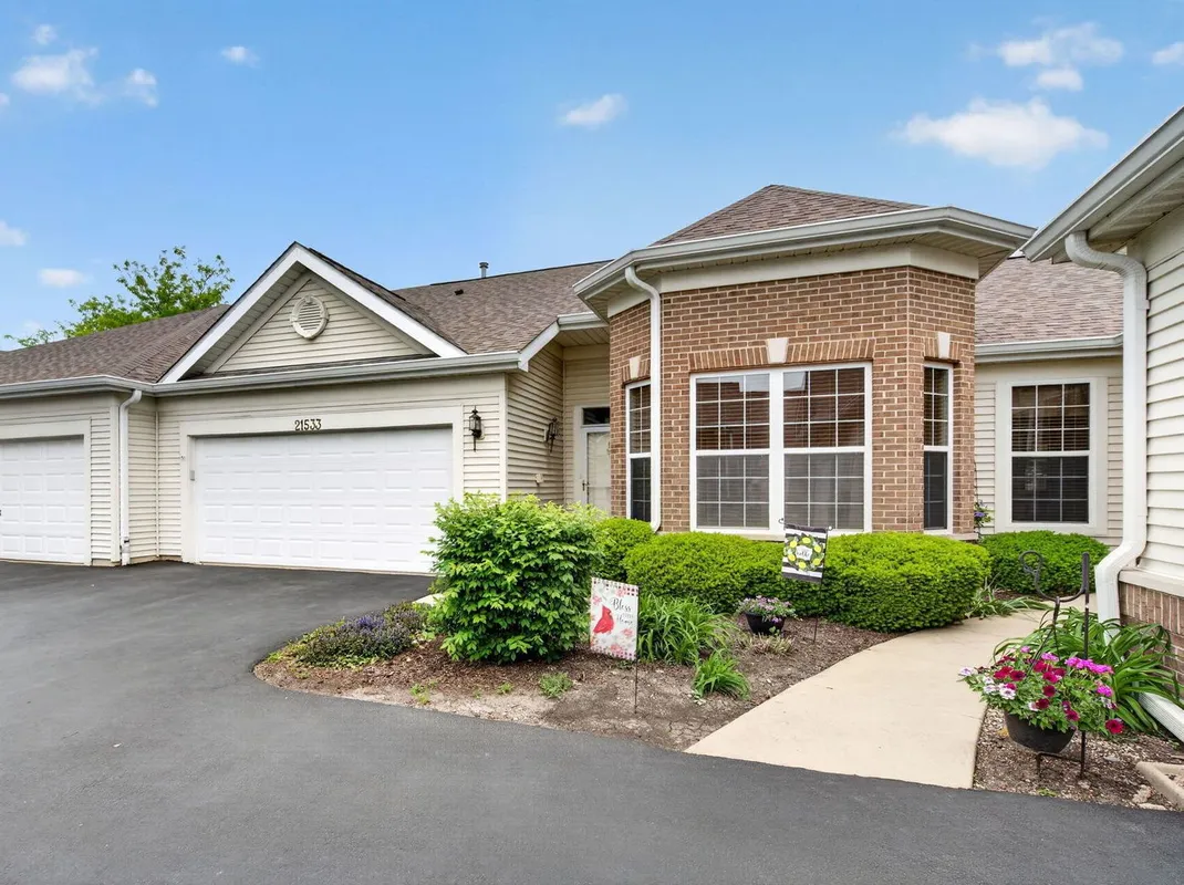 Property Slideshow image 1 of 19 | 21533 papoose lake ct, Crest Hill, IL, 60403