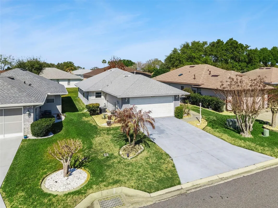 Property Slideshow image 1 of 35 | 21617 queen elizabeth ct, Leesburg, FL, 34748