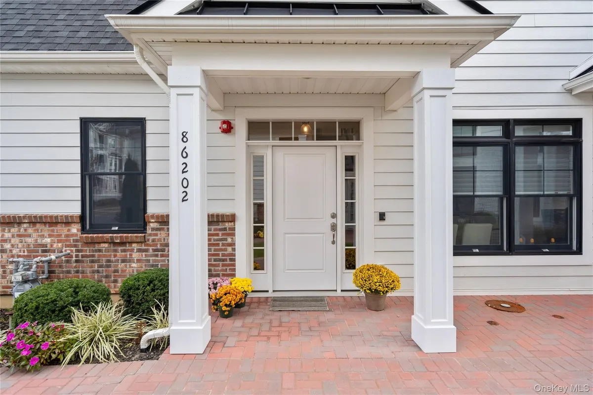 Property Slideshow image 1 of 29 | 86202 spruce pond cir # 744, Plainview, NY, 11803