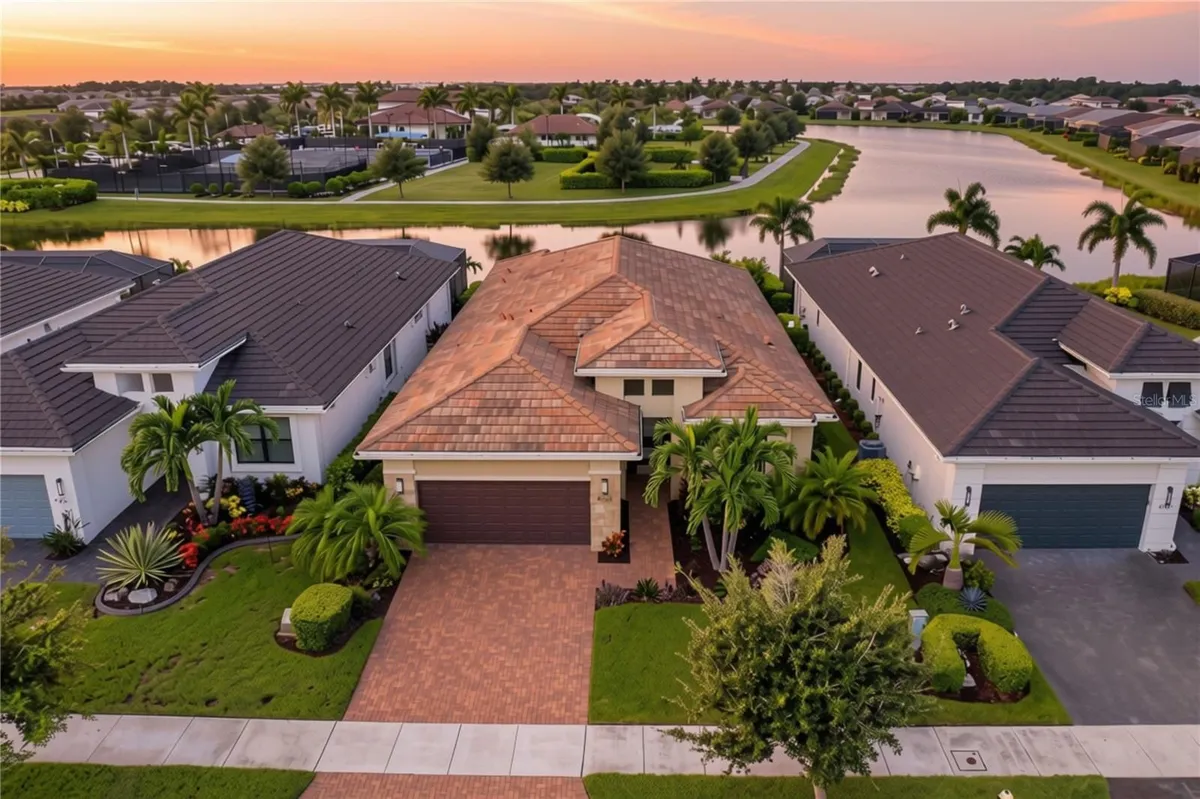 Property Slideshow image 1 of 79 | 4925 surfside cir, Bradenton, FL, 34211