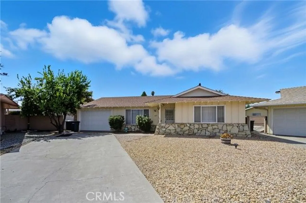 Property Slideshow image 1 of 26 | 1461 w westmont ave, Hemet, CA, 92543