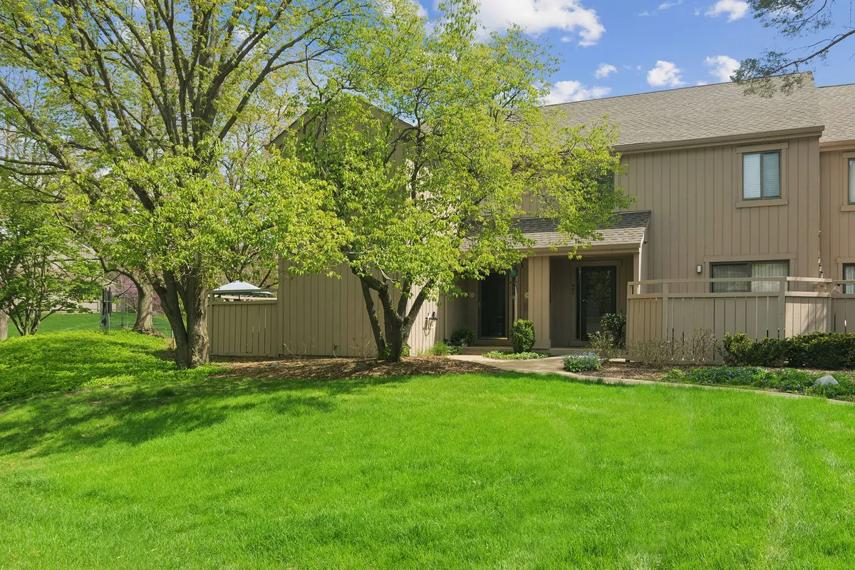 Property Slideshow image 1 of 42 | 471 old barn rd, Lake Barrington, IL, 60010