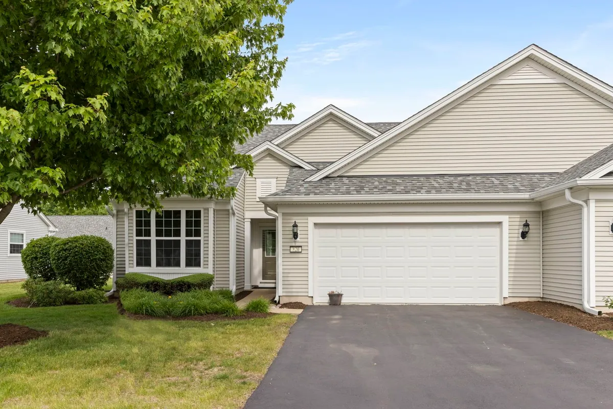 Property Slideshow image 1 of 35 | 820 treetop ln, Shorewood, IL, 60404