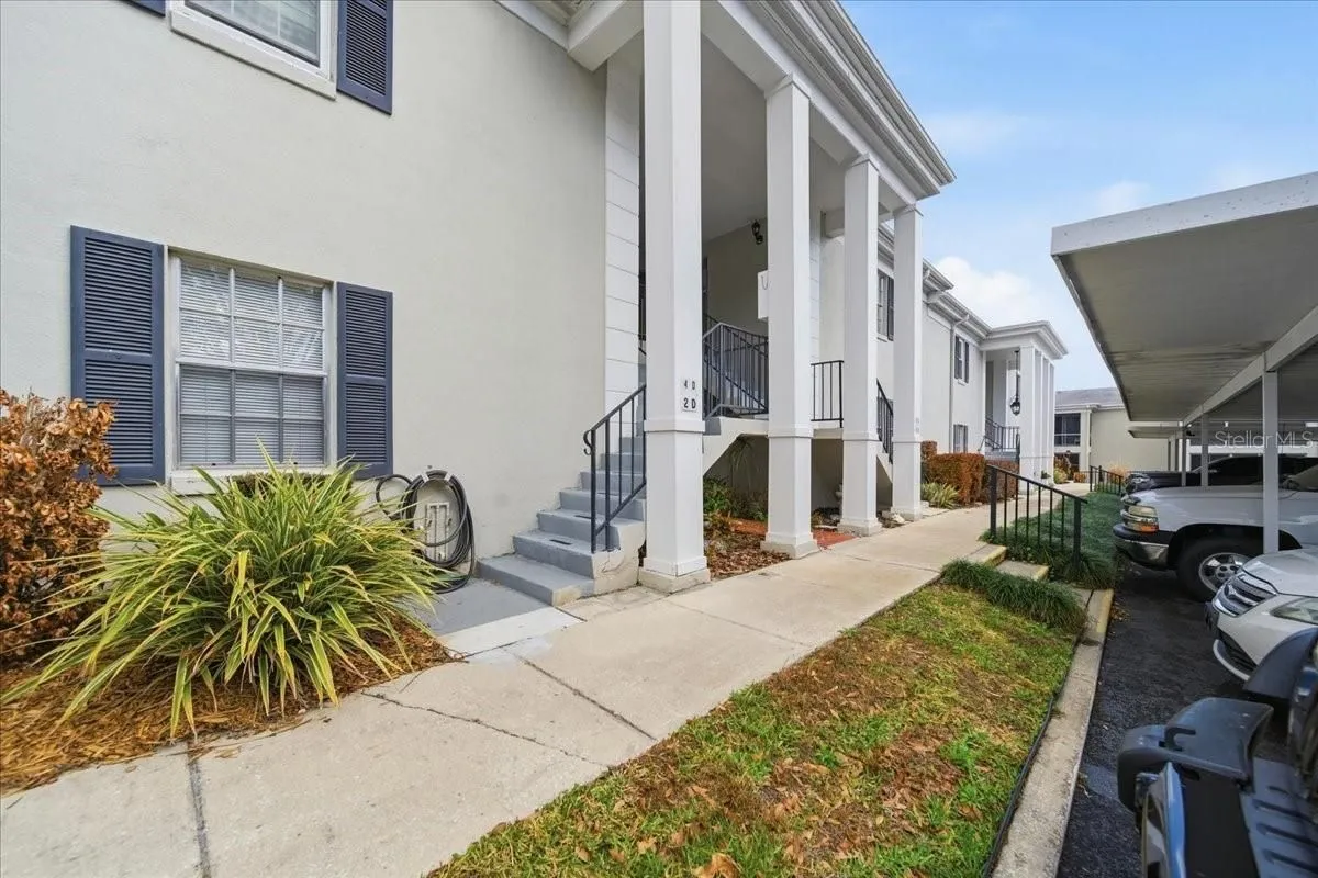 Property Slideshow image 1 of 54 | 689 lake howard dr 1d, Winter Haven, FL, 33880