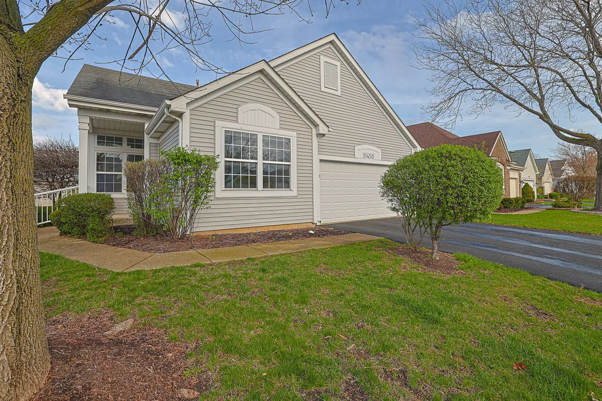 Property Slideshow image 1 of 37 | 21450 w basswood ln, Plainfield, IL, 60544