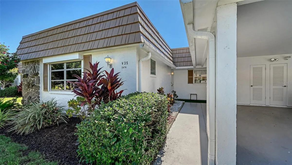 Property Slideshow image 1 of 47 | 5474 riverbluff cir v35, Sarasota, FL, 34231