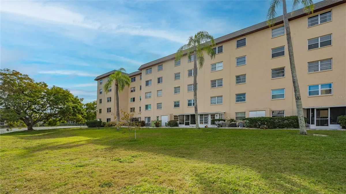 Property Slideshow image 1 of 37 | 3845 lake bayshore dr f103, Bradenton, FL, 34205