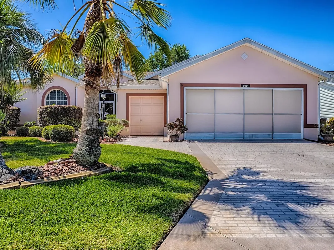 Property Slideshow image 1 of 48 | 910 eagles lndg, Leesburg, FL, 34748