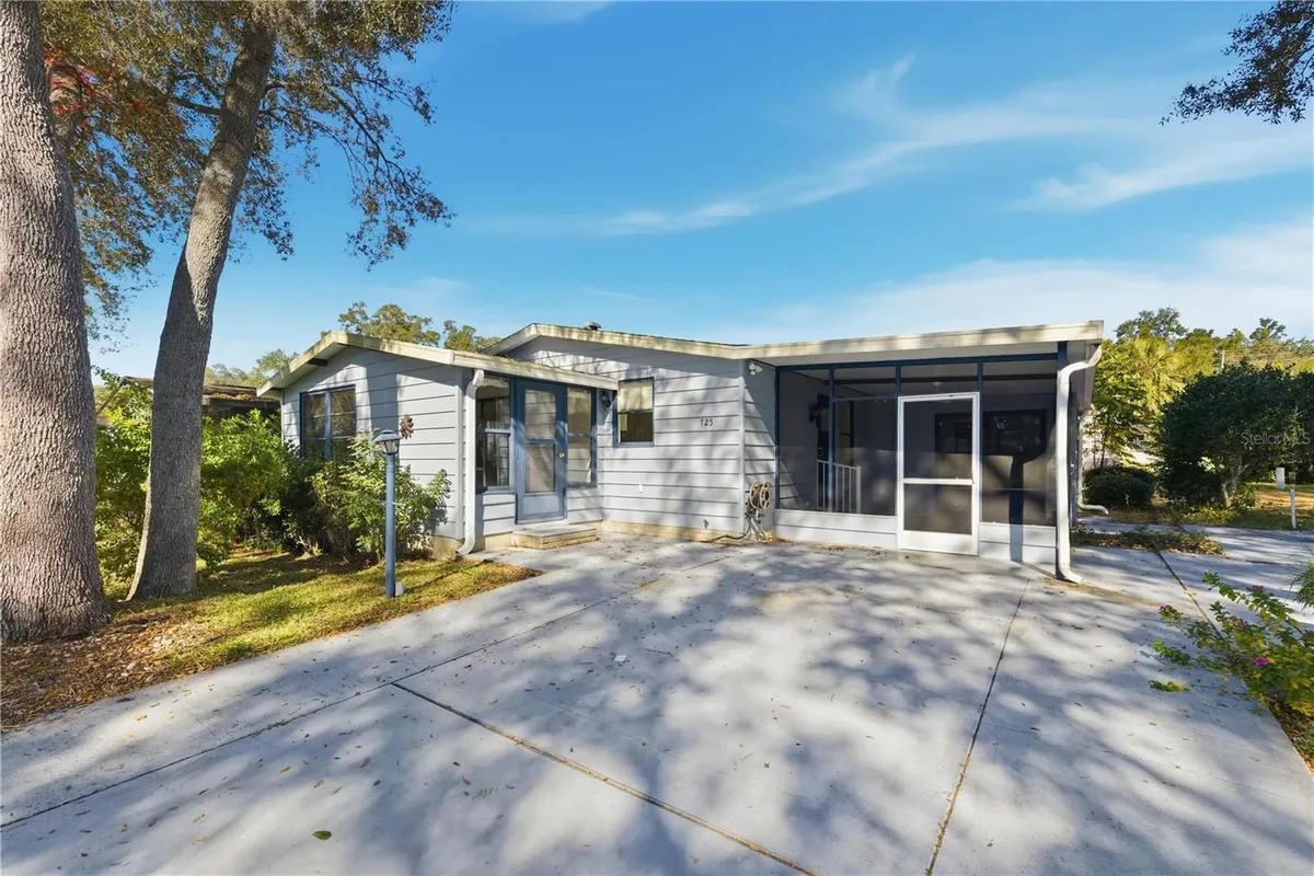 Property Slideshow image 1 of 18 | 725 camelia ct, Lady Lake, FL, 32159