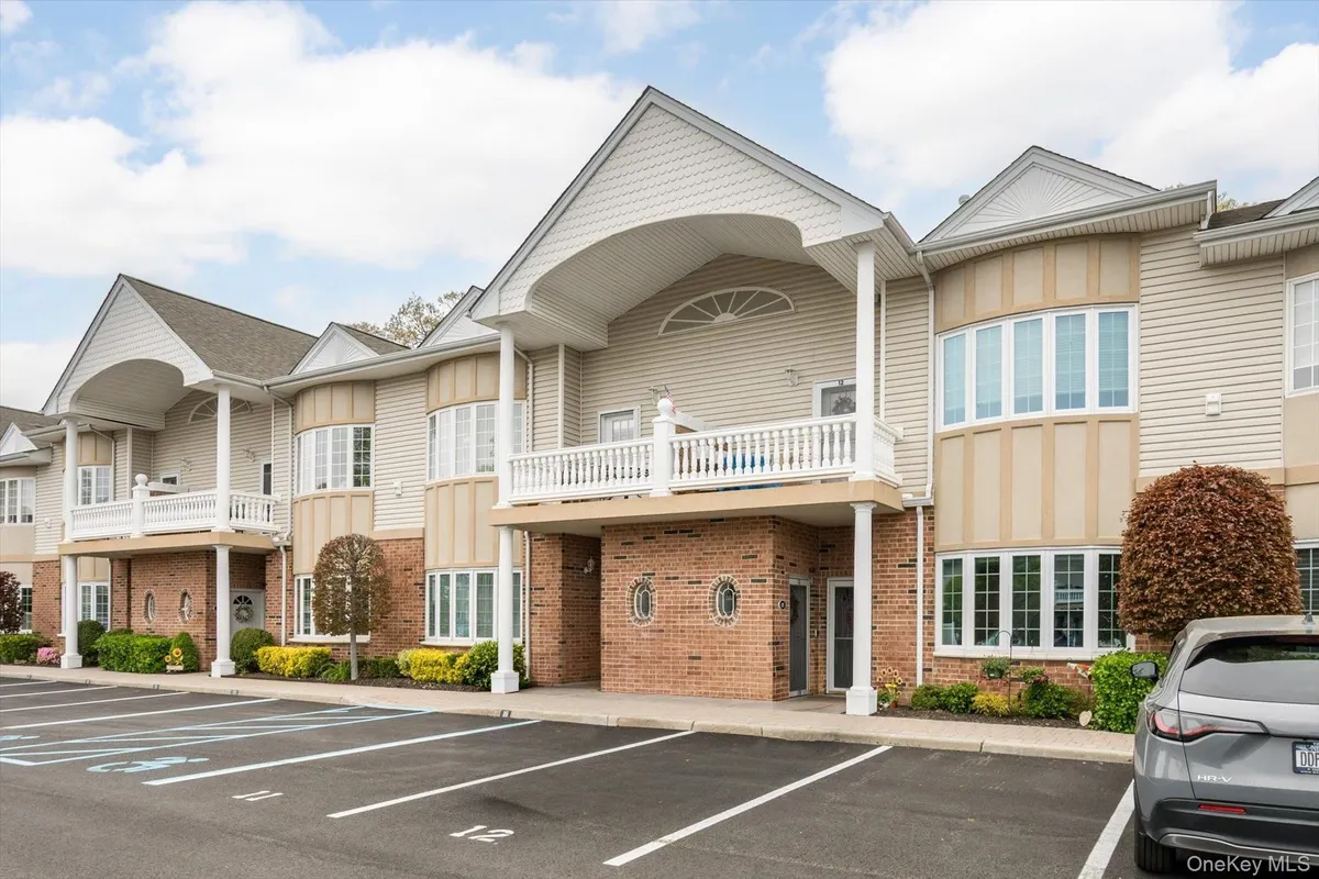 Property Slideshow image 1 of 20 | 12 sarah ct, Babylon, NY, 11701