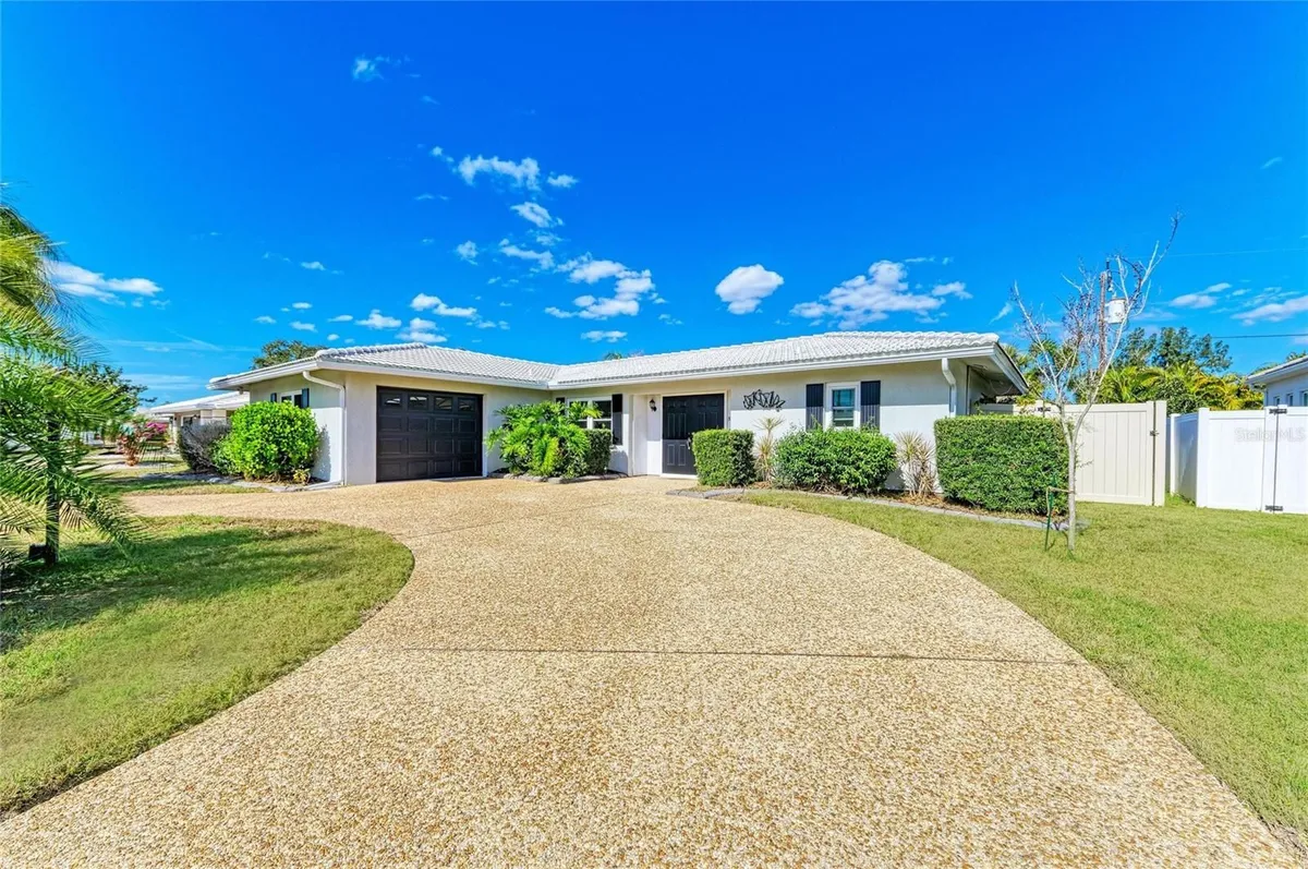 Property Slideshow image 1 of 38 | 3368 sheffield cir, Sarasota, FL, 34239