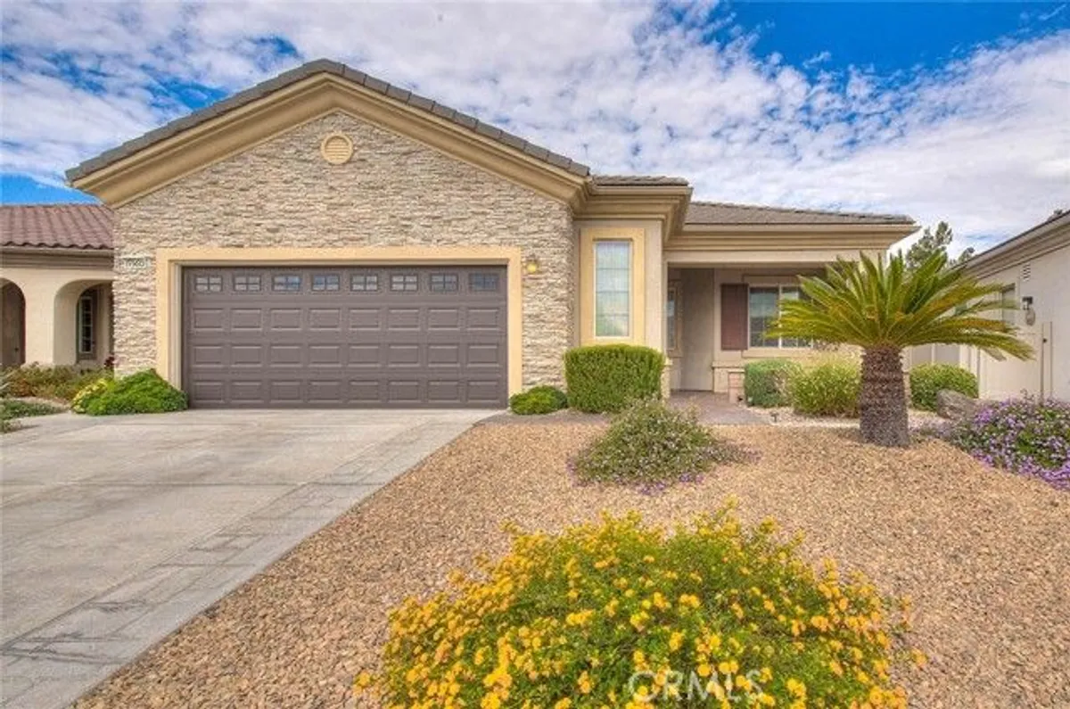 Property Slideshow image 1 of 54 | 19360 galloping hl, Apple Valley, CA, 92308