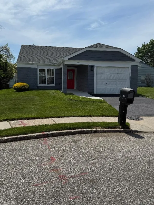 Property Slideshow image 1 of 18 | 379 larchmont ct, Brookhaven, NY, 11961