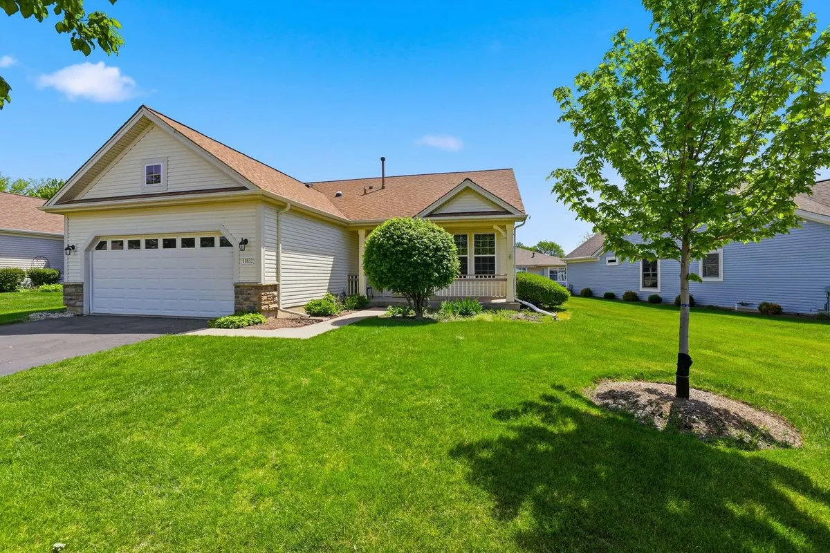Property Slideshow image 1 of 30 | 11832 kensington dr, Huntley, IL, 60142