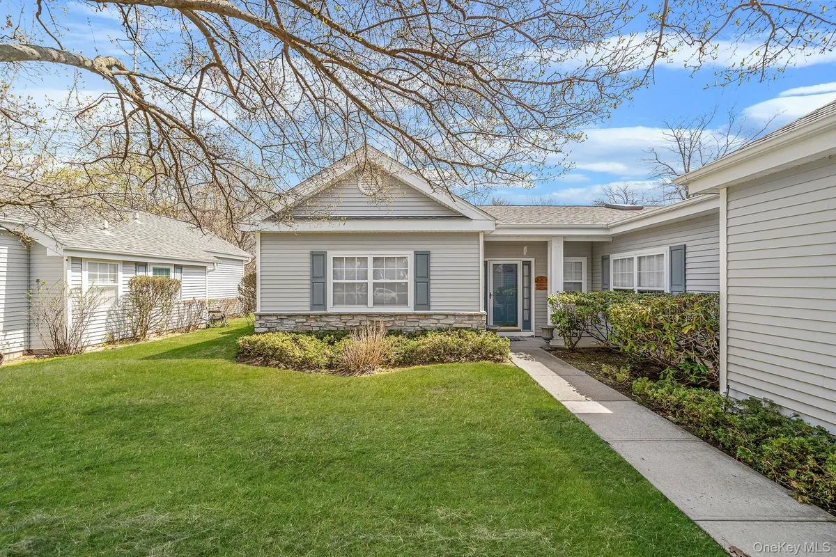 Property Slideshow image 1 of 36 | 485 woodscreek ct, Brookhaven, NY, 11955