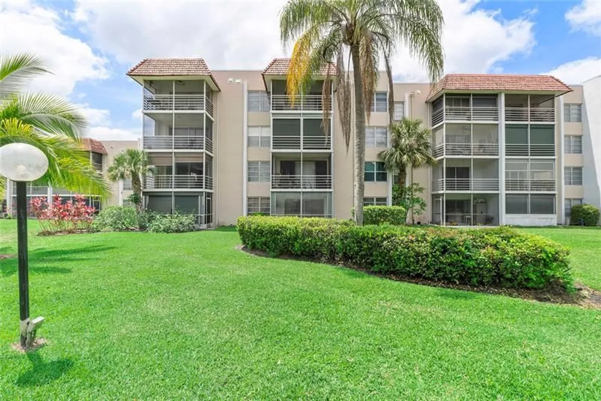Property Slideshow image 1 of 31 | 3776 inverrary blvd, Lauderhill, FL, 33319
