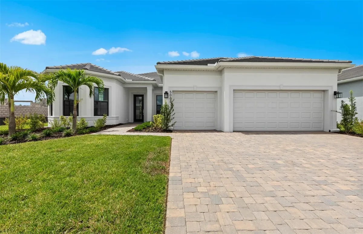 Property Slideshow image 1 of 37 | 5008 stoney point gln, Lakewood Ranch, FL, 34211
