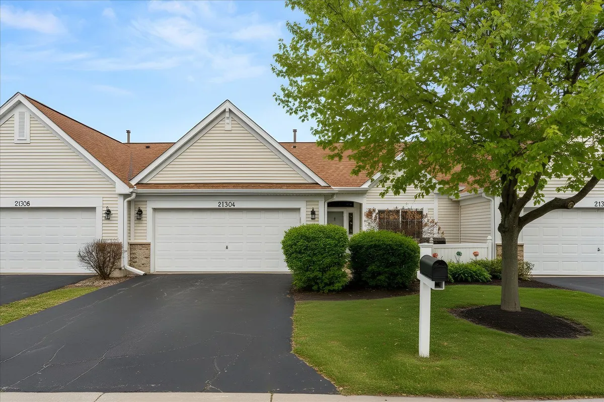 Property Slideshow image 1 of 22 | 21304 w douglas ln, Plainfield, IL, 60544