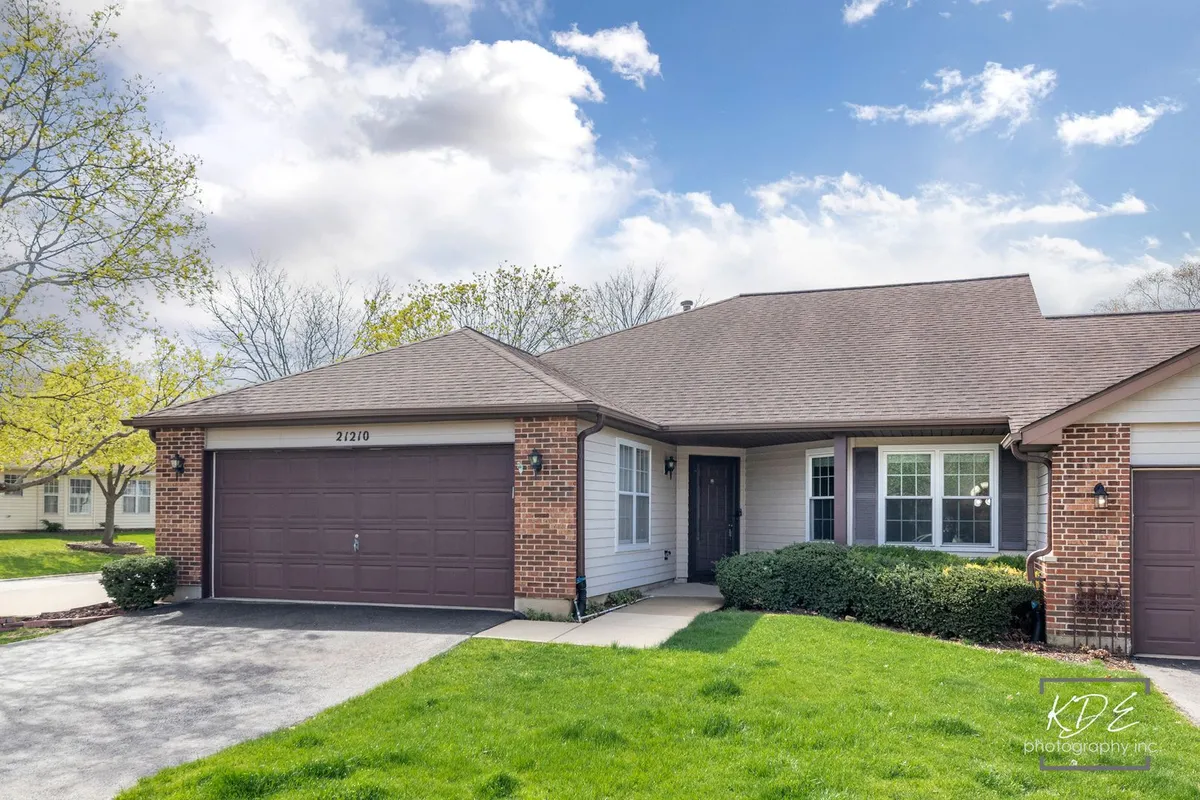 Property Slideshow image 1 of 29 | 21210 silktree cir, Plainfield, IL, 60544
