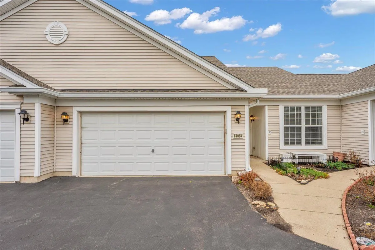 Property Slideshow image 1 of 43 | 14084 moraine hills dr, Huntley, IL, 60142