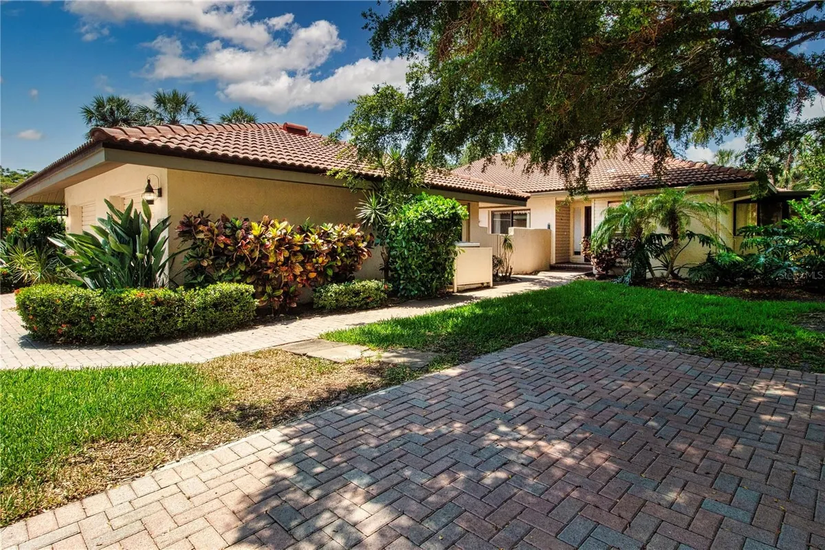 Property Slideshow image 1 of 48 | 4812 kestral park cir 20, Sarasota, FL, 34231