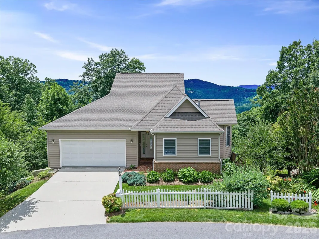 Property Slideshow image 1 of 32 | 67 ashefield ct, Hendersonville, NC, 28791