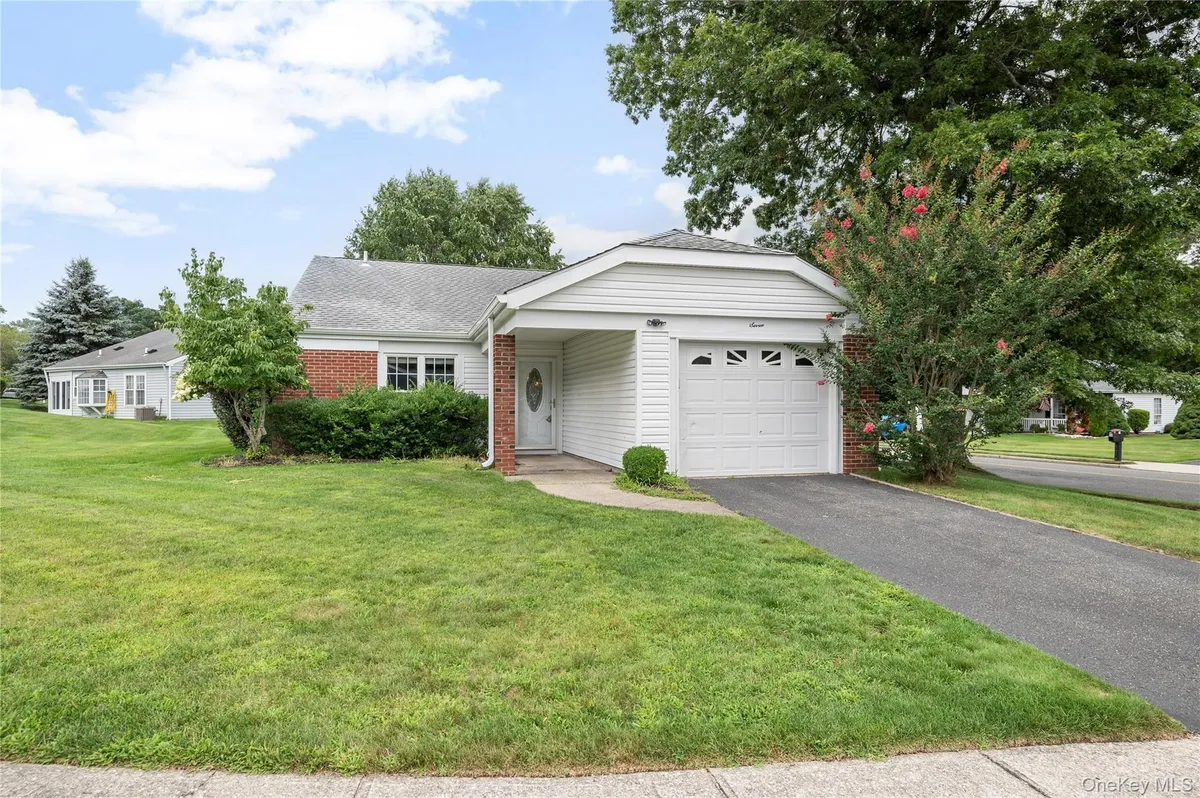 Property Slideshow image 1 of 17 | 7 avon ct, Brookhaven, NY, 11961
