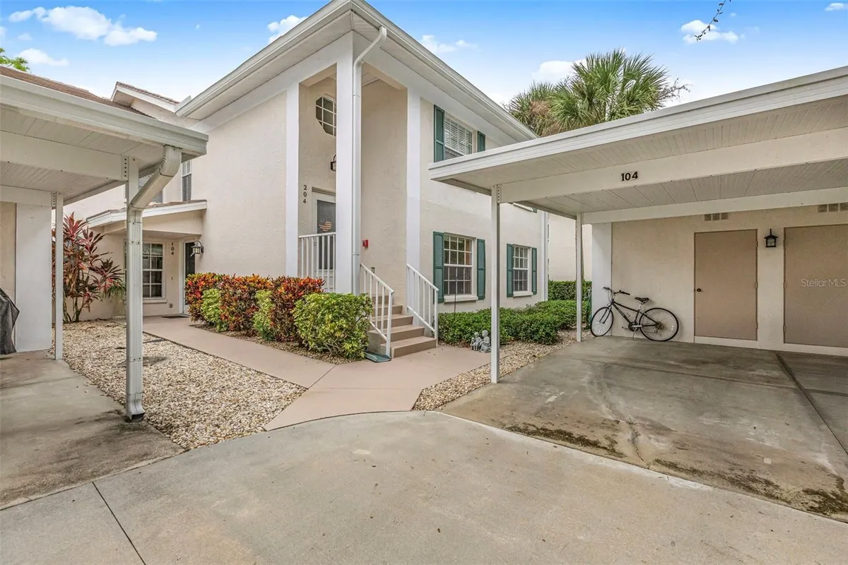 Property Slideshow image 1 of 40 | 813 montrose dr 104, Venice, FL, 34293
