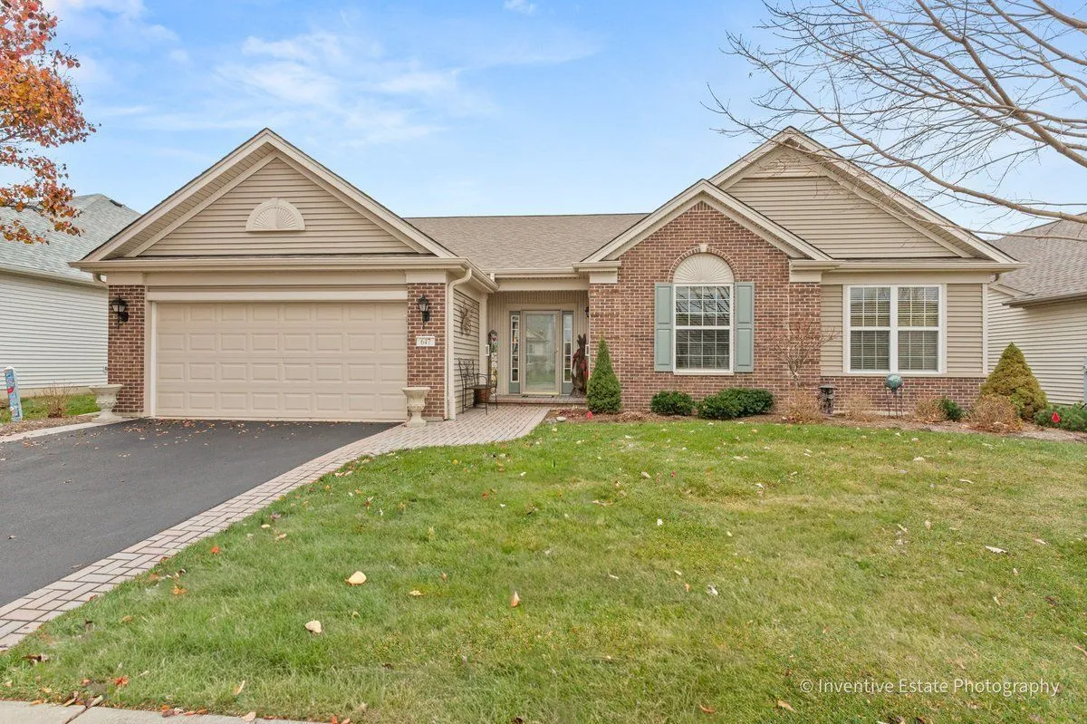 Property Slideshow image 1 of 23 | 647 tuscan vw, Elgin, IL, 60124