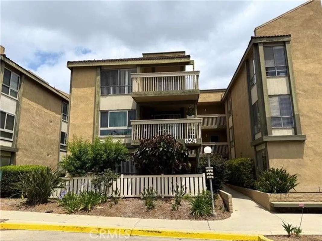 Property Slideshow image 1 of 14 | 824 pinetree cir 36, Thousand Oaks, CA, 91360
