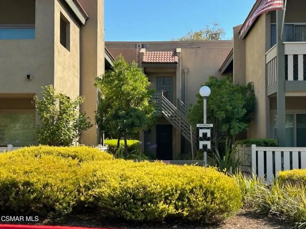 Property Slideshow image 1 of 17 | 245 oak leaf dr 104, Thousand Oaks, CA, 91360