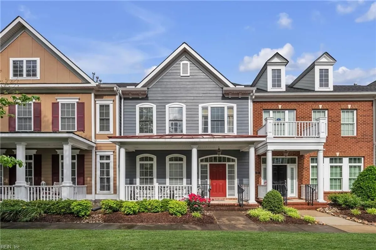Property Slideshow image 1 of 50 | 925 cranberry dr 70, Chesapeake, VA, 23320