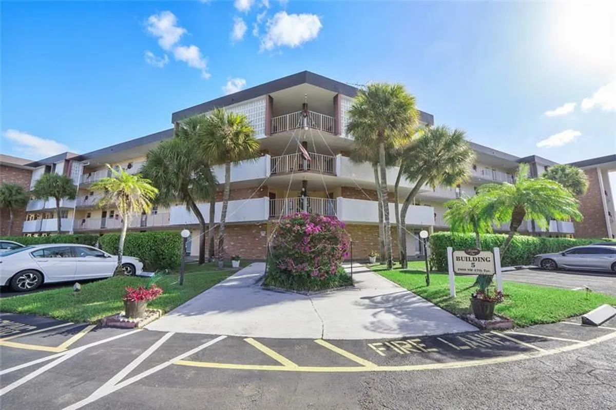 Property Slideshow image 1 of 20 | 2900 nw 47th ter 109a, Lauderdale Lakes, FL, 33313