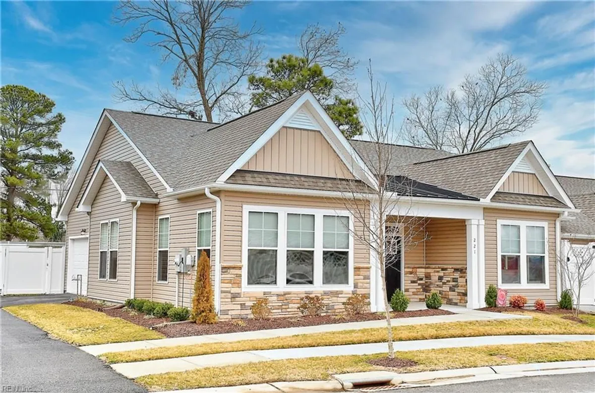 Property Slideshow image 1 of 37 | 221 richmond ave, Smithfield, VA, 23430