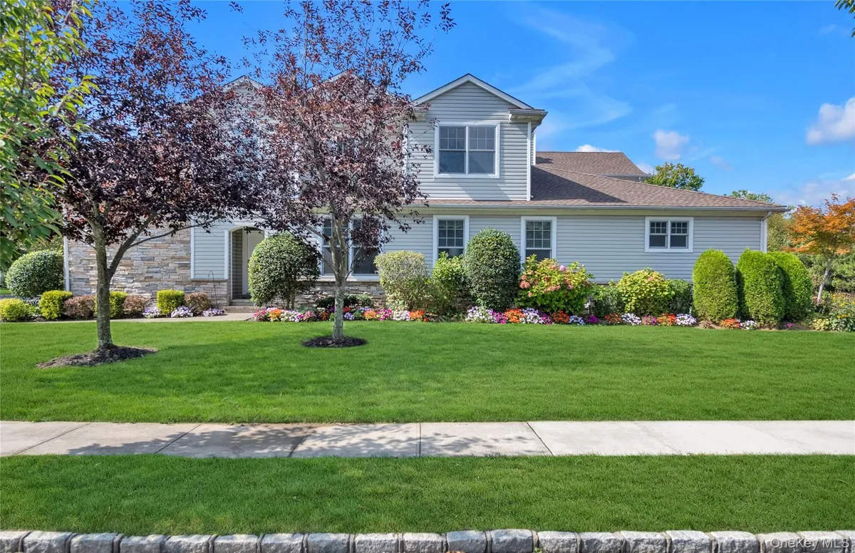 Property Slideshow image 1 of 28 | 626 village grn, North Hempstead, NY, 11050