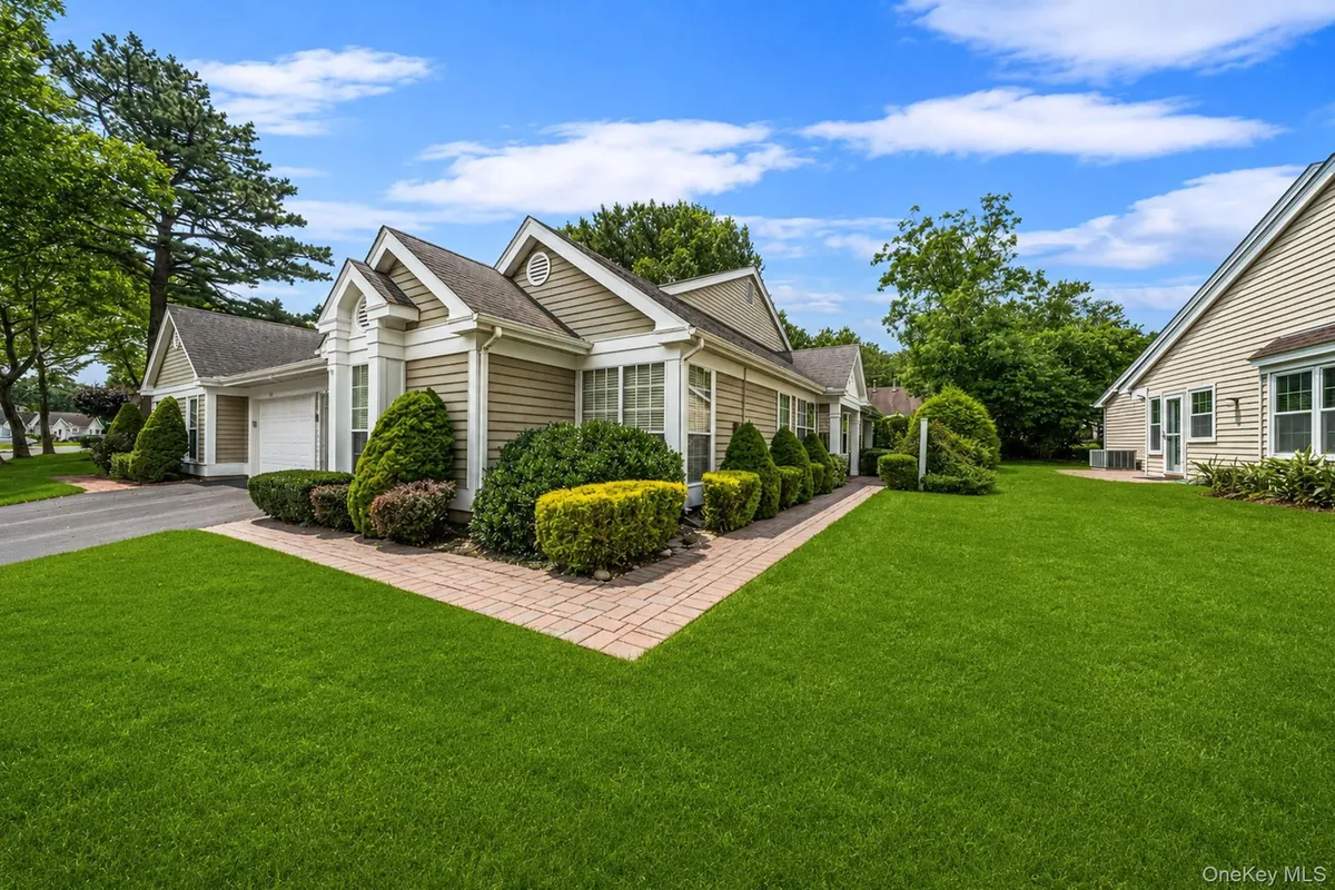 Property Slideshow image 1 of 35 | 276 glen dr, Brookhaven, NY, 11961