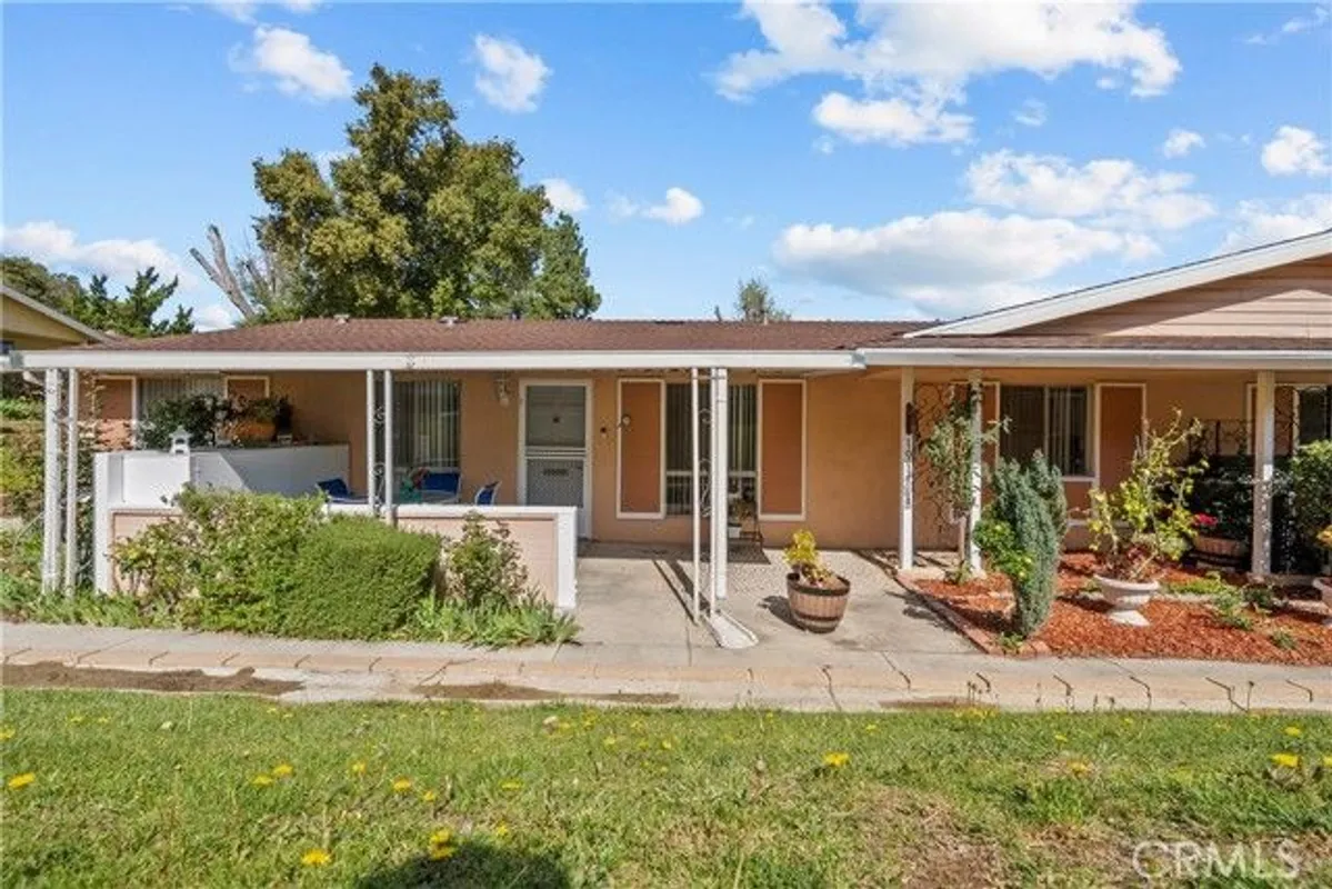 Property Slideshow image 1 of 36 | 19156 avenue of the oaks b, Newhall, CA, 91321