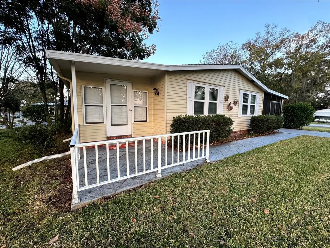 Property Slideshow image 1 of 49 | 813 saint andrews blvd, Lady Lake, FL, 32159