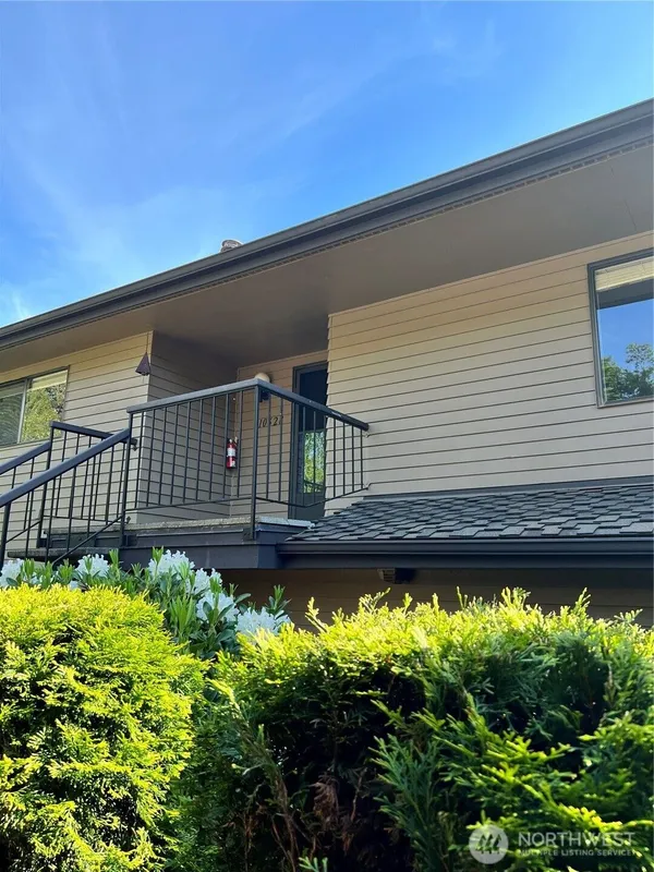 Property Slideshow image 1 of 33 | 10628 glen acres dr, Seattle, WA, 98168