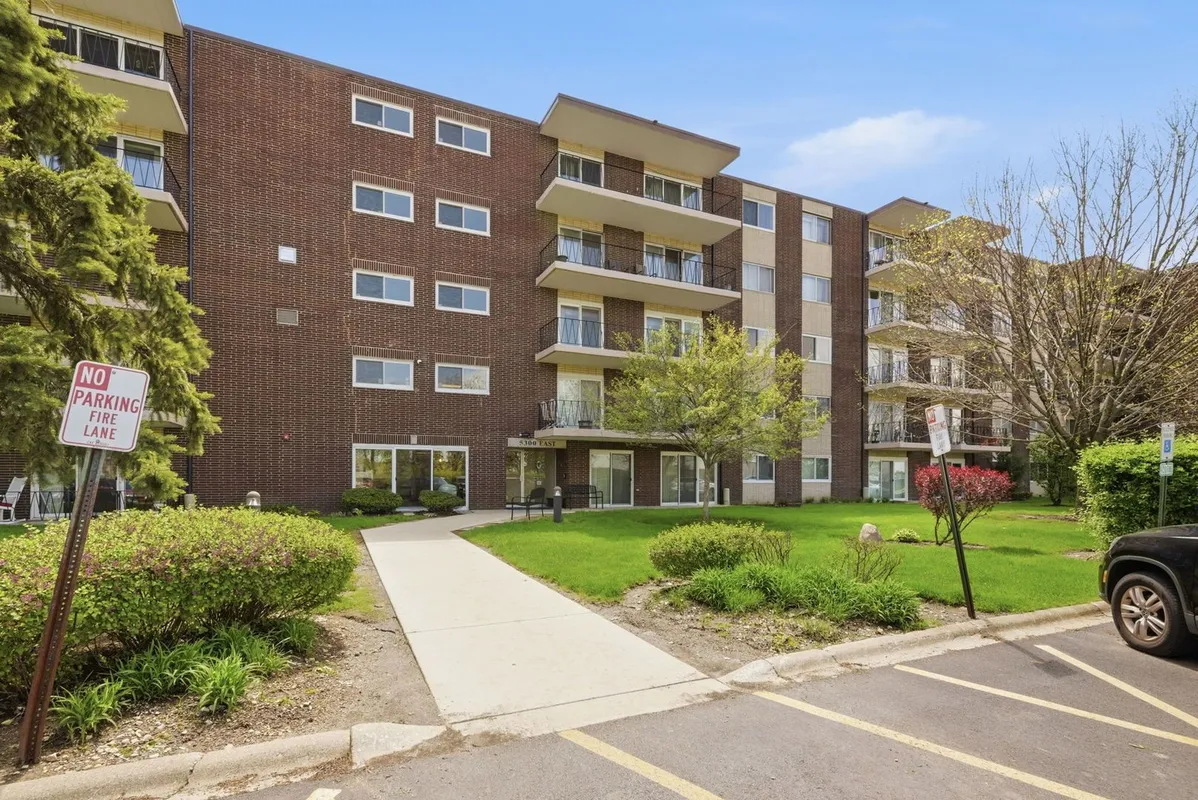 Property Slideshow image 1 of 23 | 5300 walnut ave 23c, Downers Grove, IL, 60515