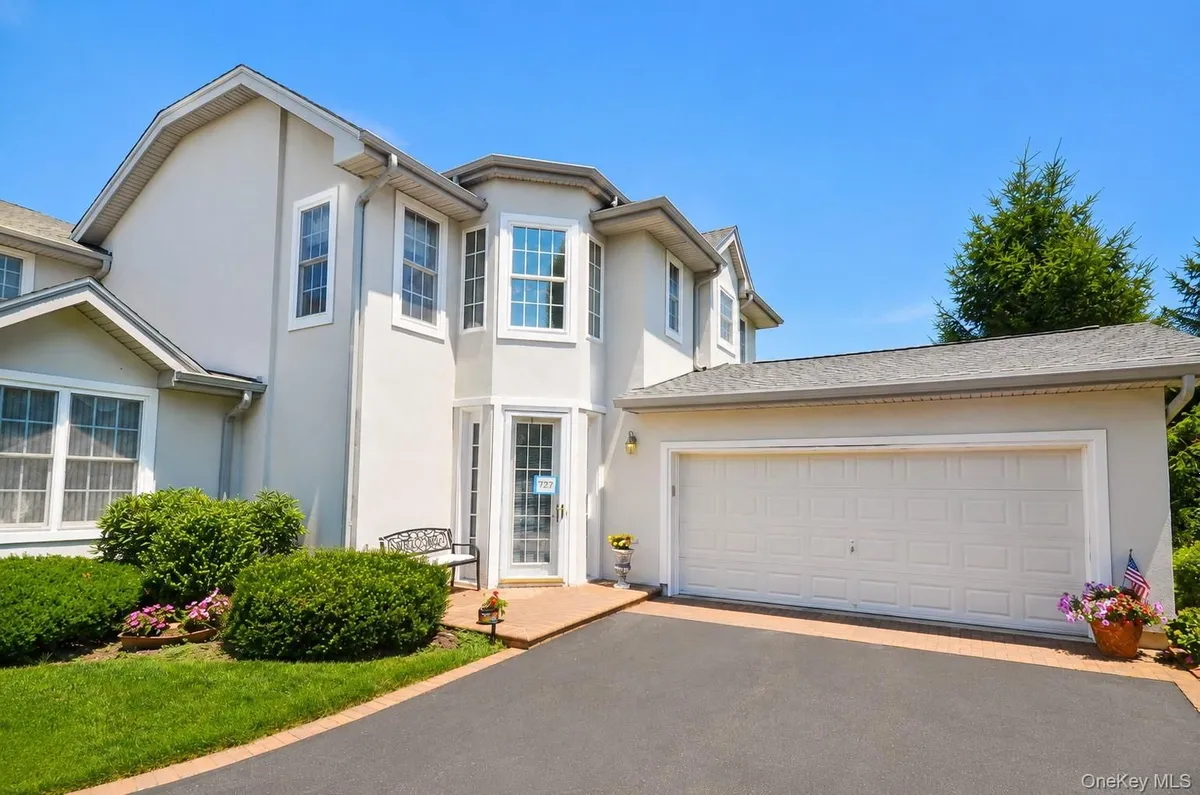 Property Slideshow image 1 of 23 | 727 balfour pl, Huntington, NY, 11747