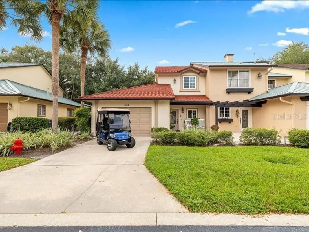 Property Slideshow image 1 of 40 | 1124 avenida de las casas # 1124, Lady Lake, FL, 32159
