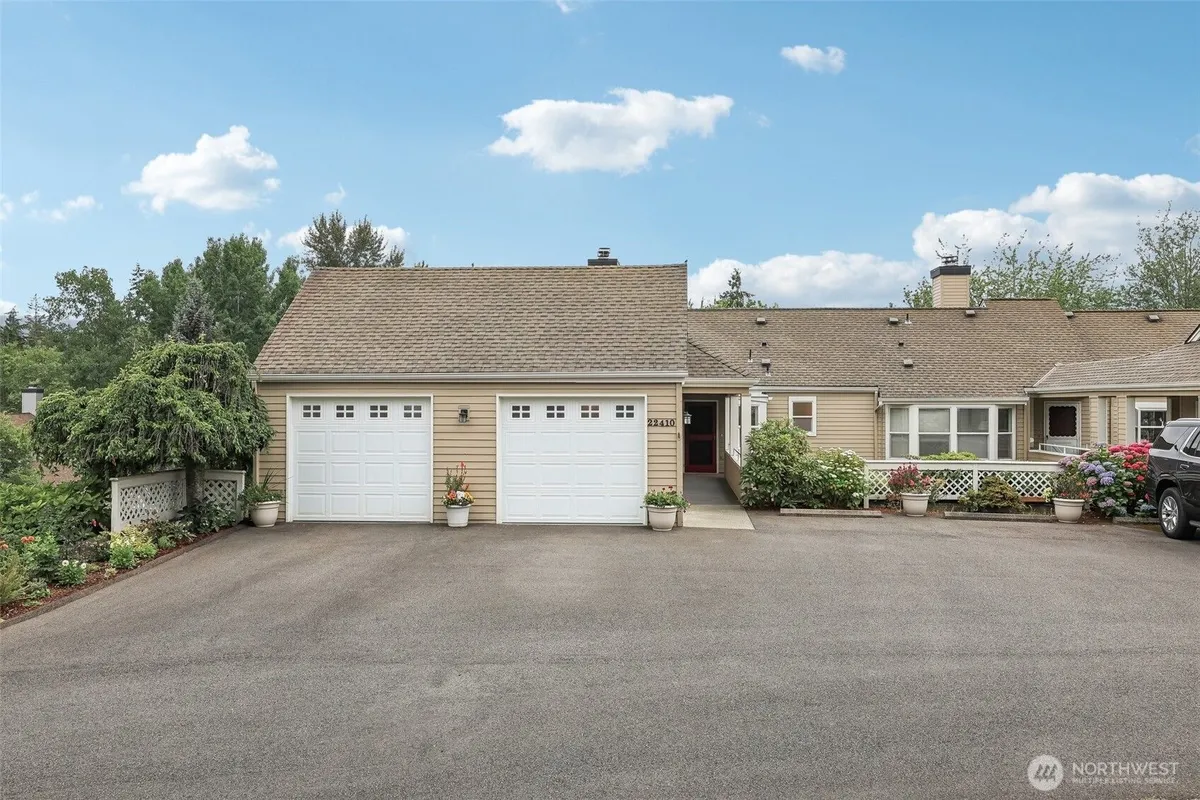 Property Slideshow image 1 of 40 | 22410 se 42nd ter 2224, Issaquah, WA, 98029